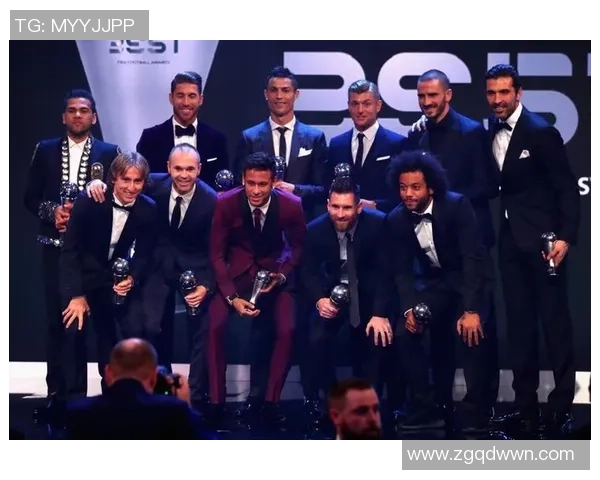 勒布朗与足球明星同框合影展现运动员友谊与合作精神